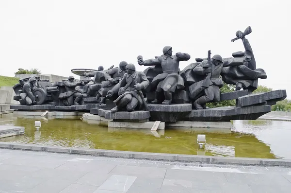 彫刻のグループ 'の交差のドニエプル川' キエフで — ストック写真