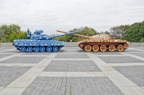Panzer mit den verbundenen Stämmen in Kiev — Stockfoto