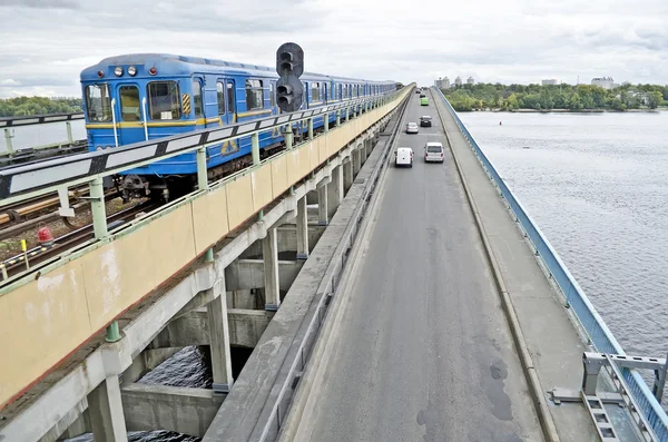 Verkeer op de brug metro in kiev — Stockfoto