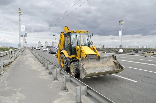 Lalu lintas mobil di jembatan Paton di Kiev — Stok Foto