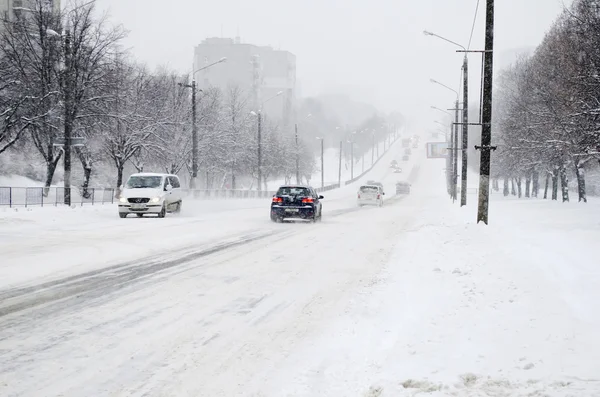 Cars traffic on snowy roads — Stock Photo, Image