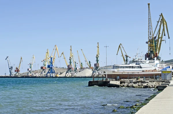 Морський порт у Феодосії — стокове фото