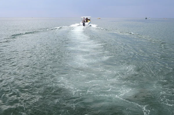 Boot im Meer — Stockfoto