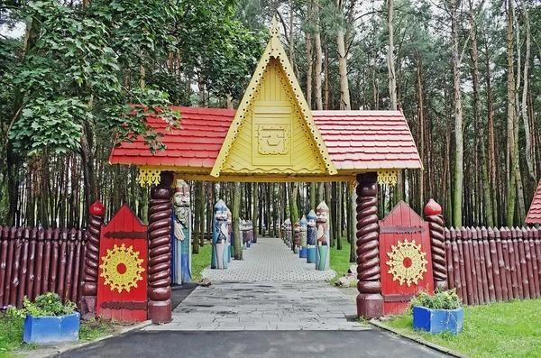Entrada para o parque com esculturas de madeira de cavaleiros — Fotografia de Stock