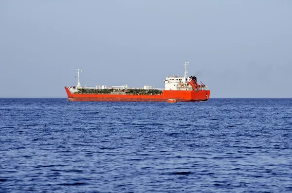 Нефтяной танкер на якоре — стоковое фото