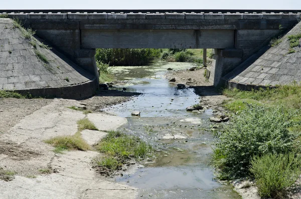 Brücke über einen kleinen Fluss — Stockfoto