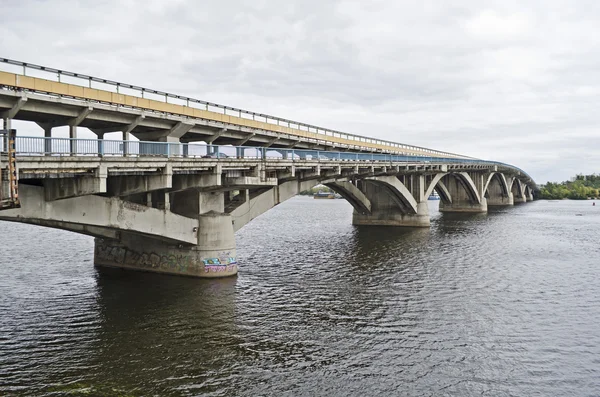 Міст "метро" у Києві — стокове фото