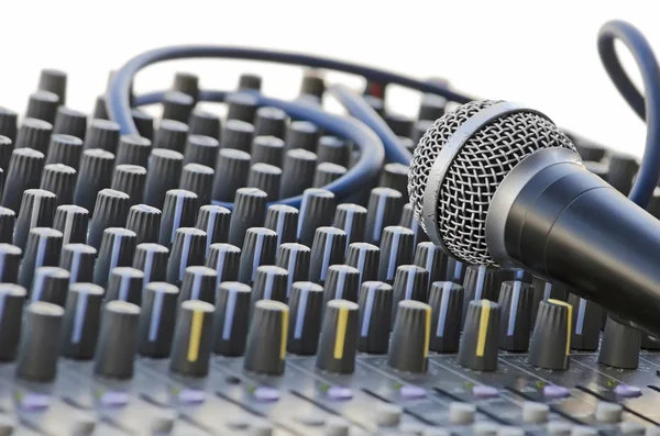 Micrófono en el mezclador de sonido — Foto de Stock