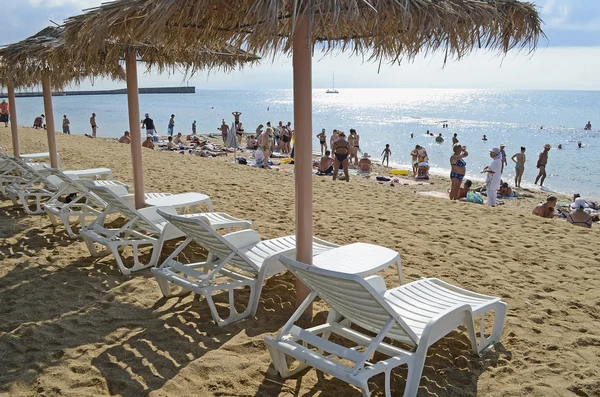 Chaise salones y sombrillas de playa de una caña en una playa —  Fotos de Stock