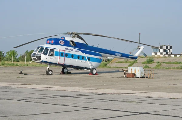 Mi-8 helikopter op een vliegveld in de Krim — Stockfoto