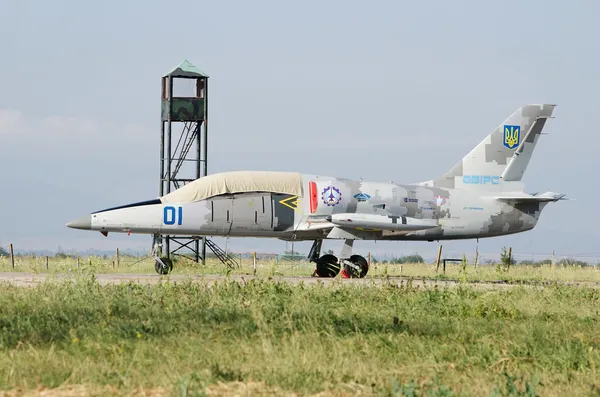 Militaire vliegtuigen aero l-39 albatros op de luchthaven in het misdrijf — Stockfoto