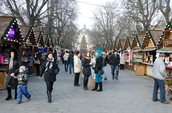 ตลาดคริสต์มาสและปีใหม่ใจกลางของ Lvov — ภาพถ่ายสต็อก