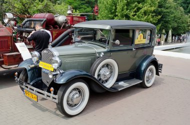 Ben bogdan khmelnitsky parkta güzel retro araçlarda görüntülemek