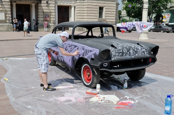 Airbrush schilderij retro auto tentoongesteld buitenshuis in lvov — Stockfoto
