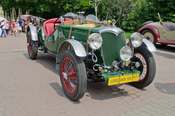 Beautiful retro cars on display in the Bogdan Khmelnitsky park i — Stock Photo, Image