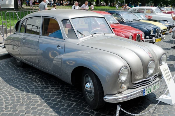 Beautiful retro cars on display outdoors in Lvov — Stock Photo, Image