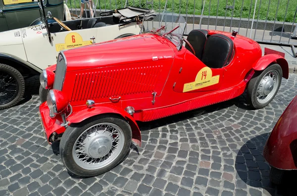 Carro retro close-up em exibição ao ar livre em Lvov — Fotografia de Stock