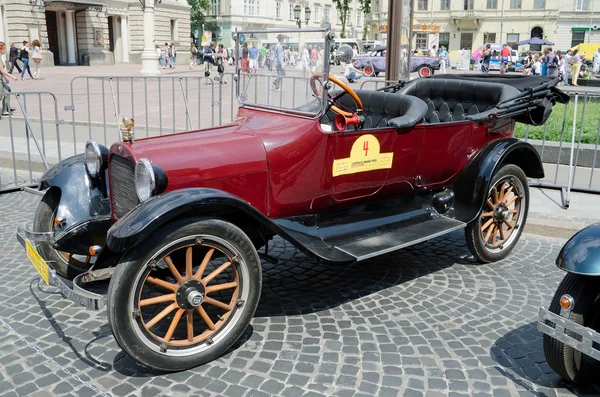 Primer plano del coche retro en exhibición al aire libre en Lvov — Foto de Stock