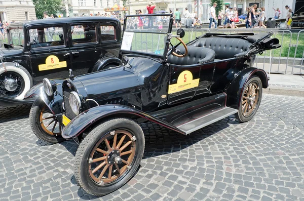 Primer plano del coche retro en exhibición al aire libre en Lvov — Foto de Stock