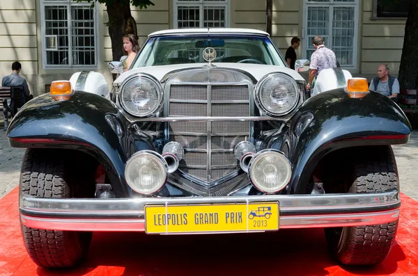 Retro car close-up on red podium in Lvov — Stock Photo, Image