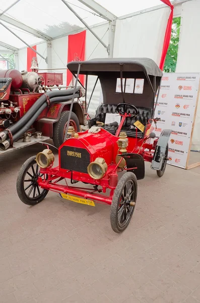 Retro car on display in pavilion in Lvov — Stock Photo, Image