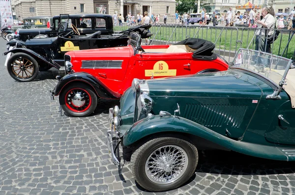 Coches retro en una fila en exhibición al aire libre en Lvov — Foto de Stock