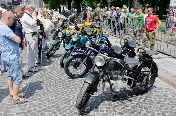 Des motos rétro en gros plan exposées à l'extérieur à Lvov — Photo