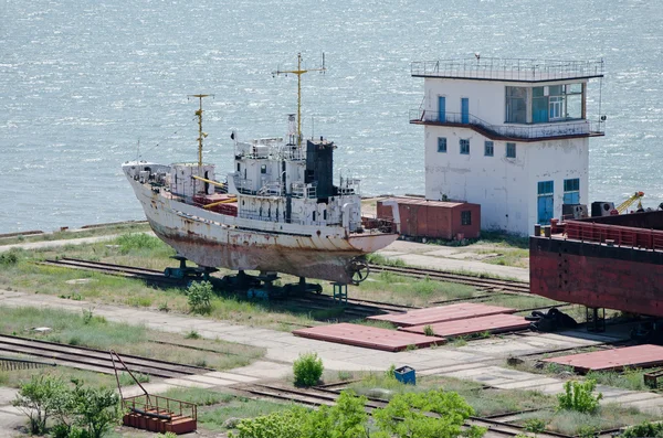 Et gammelt skip ved verftet. – stockfoto