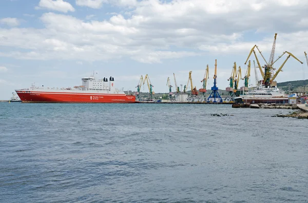 De veerboot in de haven van feodosia — Stockfoto