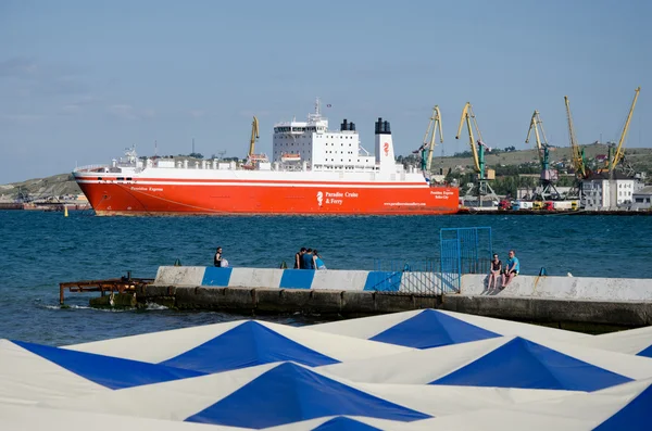 Le ferry dans le port de Feodosia — Photo