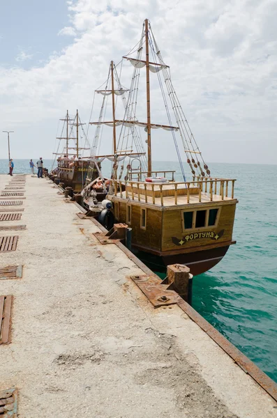 Jacht op de pier in de Krim — Stockfoto