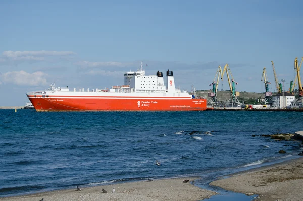 Le ferry dans le port de Feodosia — Photo