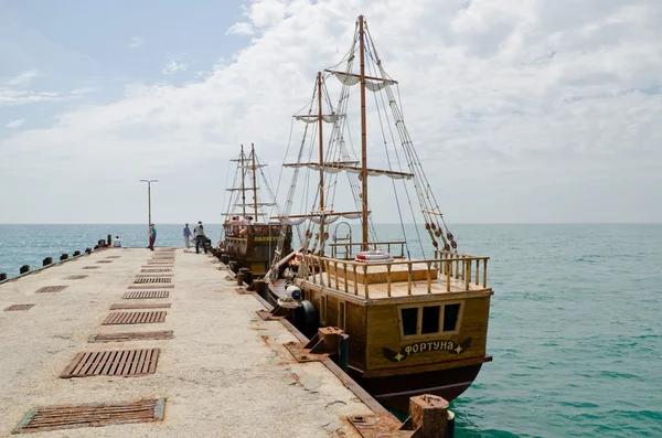 Jacht am Pier auf der Krim — Stockfoto