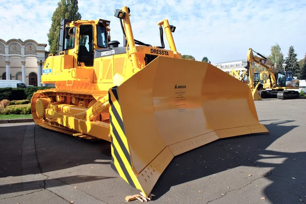 Gele bulldozer op bouw machines tentoonstelling in kiev — Stockfoto
