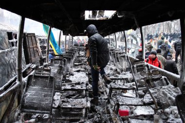 Kiev merkezinde Yakılan polis otobüsü