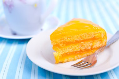 Turuncu kek ve çatal