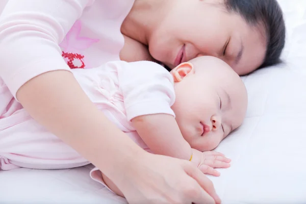 Newborn baby girl sleeping in mother arm — Stock Photo, Image