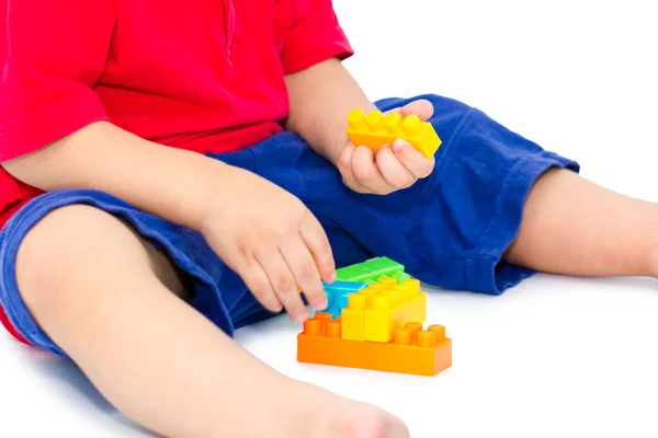 Dítě hraje s bloky — Stock fotografie