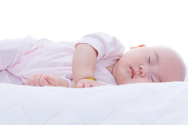 Noworodek dziewczynka śpi w łóżku — Zdjęcie stockowe