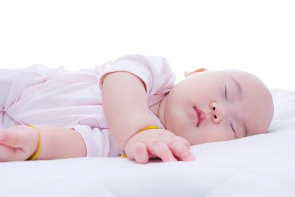 Novorozená holčička spí v posteli — Stock fotografie