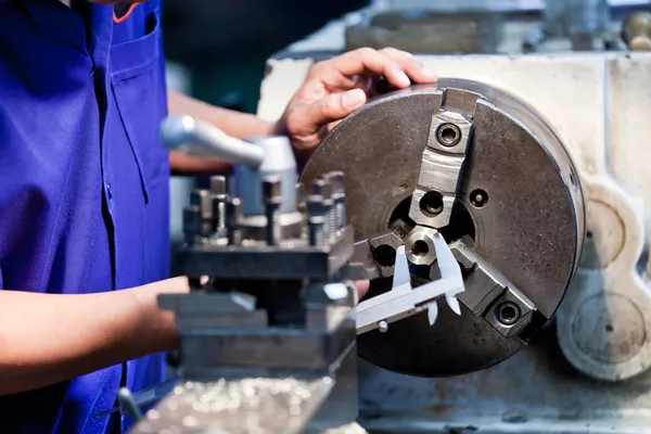 Operatore fresatrice operante in officina — Foto Stock