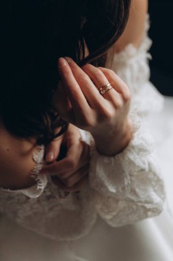 Yakın plan düğün detayları, eller, sarılmalar, yüzükler, gelinlik, dantel, parmaklar, vücut
