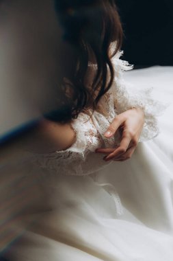 Yakın plan düğün detayları, eller, sarılmalar, yüzükler, gelinlik, dantel, parmaklar, vücut