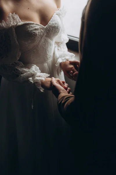 Yakın plan düğün detayları, eller, sarılmalar, yüzükler, gelinlik, dantel, parmaklar, vücut