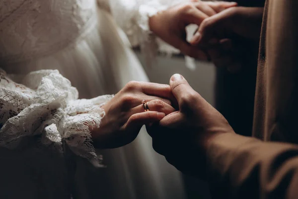 Gros Plan Détails Mariage Mains Câlins Bagues Robe Mariée Dentelle — Photo