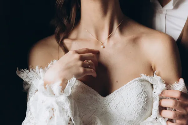 Yakın plan düğün detayları, eller, sarılmalar, yüzükler, gelinlik, dantel, parmaklar, vücut