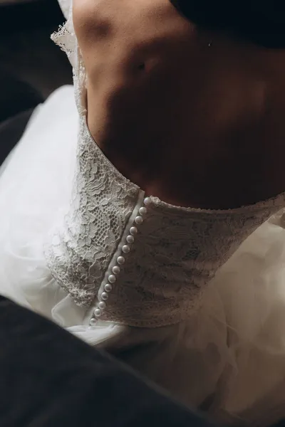 Close Detalhes Casamento Mãos Abraços Anéis Vestido Noiva Rendas Dedos — Fotografia de Stock
