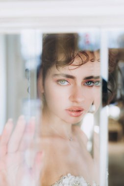 Güzel kıvırcık saçlı gelin lüks bir gelinlik içinde düğün dekorlu bir restoranda