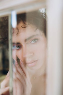 Güzel kıvırcık saçlı gelin lüks bir gelinlik içinde düğün dekorlu bir restoranda