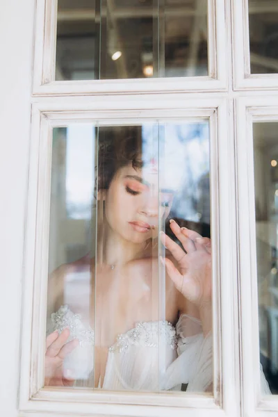 Schöne Lockige Braut Einem Luxuriösen Hochzeitskleid Einem Restaurant Mit Hochzeitsdekor — Stockfoto